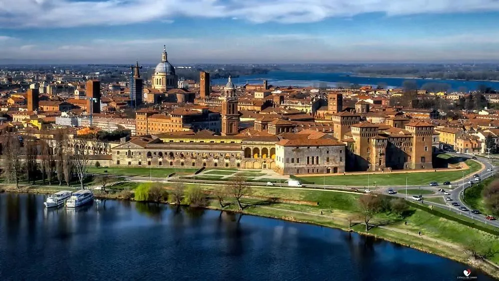 Goldensuitesitaly I Mantova Cozy House-1
